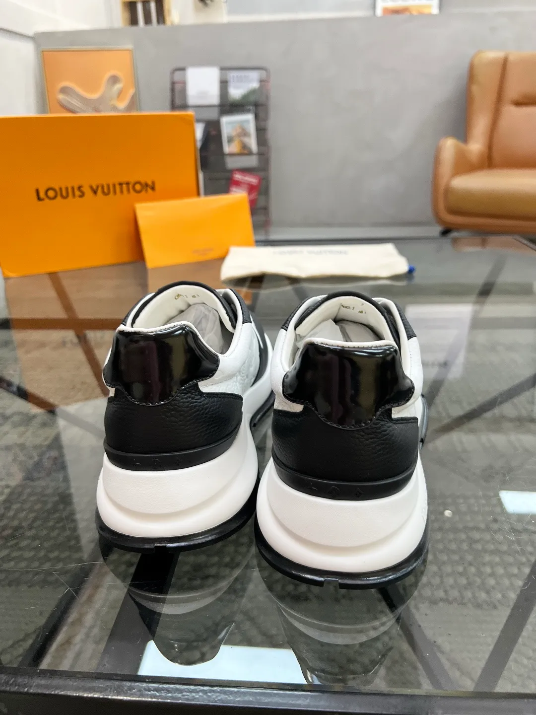 Factory price: 480💰LV🔍Top purchasing agent🇮🇹 Road Street God's new sneakers are coming and are available at counters simultaneously. Original factory configuration, original cowhide fabric imported from Italy, high-quality embossed splicing complex process, sports trendy person, imported water-dyed sheepskin lining, soles: Wang Yuan factory specially provides original soles, super comfortable, original factory single goods 🔍🔍High quality, you can enter and leave the counter at will, welcome to compare and synchronize with the counter, code number 38-44, customized 45